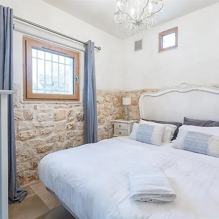 Sleeps 4 Pool Wifi Vila